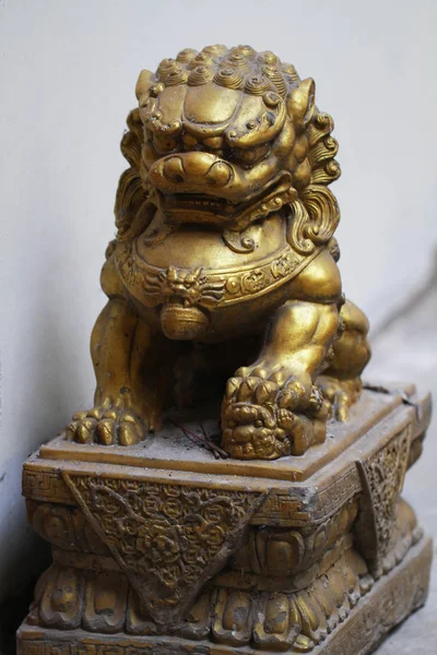 Estatua de caballo de dragón de oro en templo chino —  Fotos de Stock