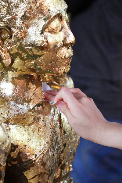 Buddismus Verdienen Indem Sie Blattgold Verwenden Den Buddha Anzubeten Hintergrund — Stockfoto