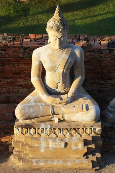 Estatua de buddha sentado con color gris piedra —  Fotos de Stock