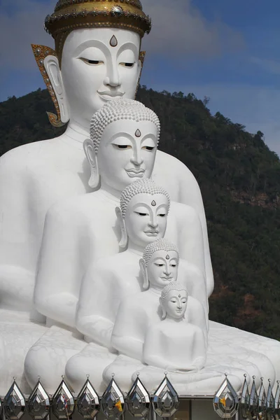 Sitzende weiße Buddha-Statue gut ausgerichtet vor Berg — Stockfoto