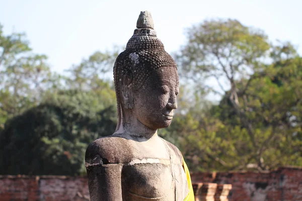 Ovanför delen av sitter gamla buddha-statyn vid historiska landmärke för turism — Stockfoto