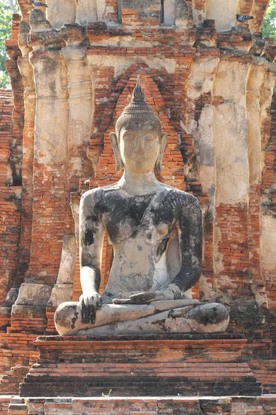 Sitter gamla buddha-statyn vid historiska landmärke för turism — Stockfoto