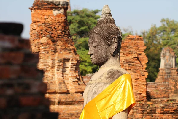 Ovanför delen av sitter gamla buddha-statyn vid historiska landmärke för turism — Stockfoto