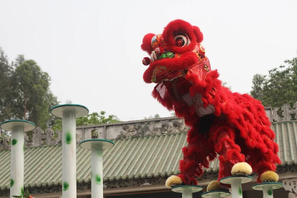 Röda kinesiska traditionell lejon dans prestanda i nyår celebration festival på Chinatown — Stockfoto