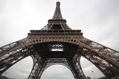 Diz altında Eiffel Paris romatic sembolü mimari kule Fransa