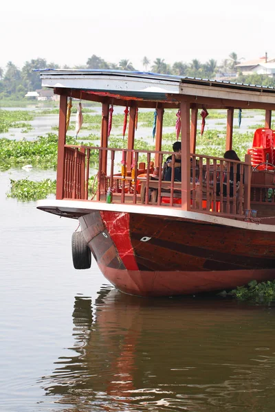 Nueva experiencia de aventura turistas pasajero viaje en barco durante las vacaciones en el mercado flotante en Bangkok, Tailandia —  Fotos de Stock