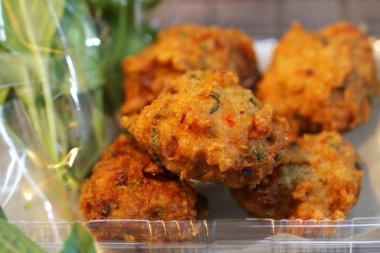 Plastik gıda kutusu sokak gıda Restoran kızarmış balık köftesi topa yakın çekim grup 