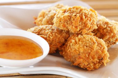 Ev yapımı kavrulmuş Dana domuz eti balık köfte fishballs shrimpballs peynirli çerez beyaz plaka ve tatlı sos