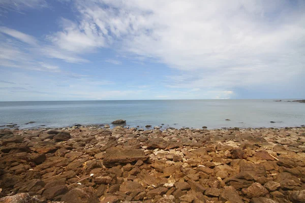 Blue sky beach tropiska havet ocean sten resa destination — Stockfoto
