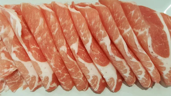 Carne fresca cruda tagliata a fette ravvicinate su piatto bianco per barbecue — Foto Stock