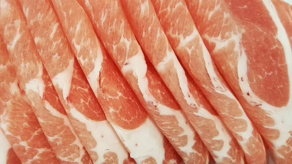 Közelkép szeletelt nyers húsának fehér tányérra barbecue — Stock Fotó