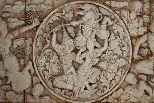 Vägg sten carving sclupture Ramakien prestanda mitt himlen skogen, härligheten av Rama berättelse, affisch tapet bakgrund — Stockfoto