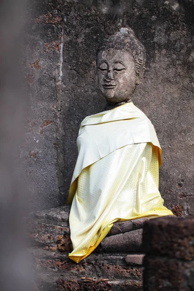 Arruinado asiento antiguo sentado estatua buddha en Sukkothai, Tailandia, estatua buddha sin mano y brazo —  Fotos de Stock