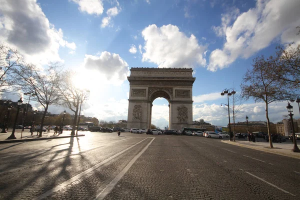 Az egyik a leginkább vonzó mérföldkő a turizmus, Párizs, Franciaország, Arc de Triomphe, Európa, süt a nap, a csodálatos, ősi emlékmű — Stock Fotó
