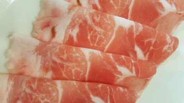 yakın çekim için Barbekü veya shabu taze Market beyaz tabakta çiğ taze et dilimlenmiş