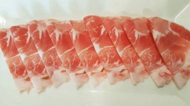 yakın çekim için Barbekü veya shabu taze Market beyaz tabakta çiğ taze et dilimlenmiş