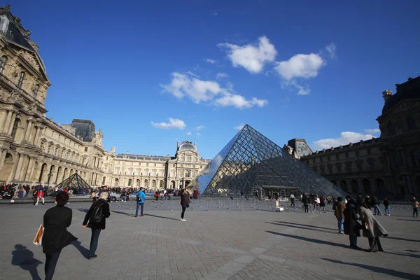 Szemüveg piramis Louvre, a világító vonzó Múzeum szép napsütéses napon, üvegezett piramis Európában, Párizs, Franciaország — Stock Fotó