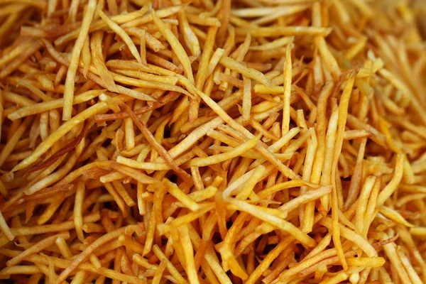 Närbild-gruppen av pommes frites, potatis, små skivor, stick, chip, gul krispiga på Asien färskvarumarknaden, hemliga delikat recept mellanmål — Stockfoto