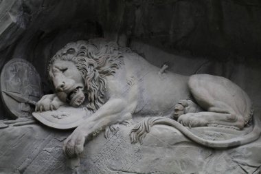 Aslan heykeli anıt, Lucerne, İsviçre, çekici heykel işareti koyan