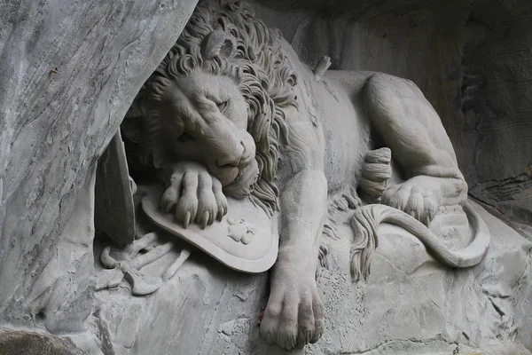 Fastställande av Lejonet statyn Monument på Luzern, Schweiz, attraktiva skulptur landmark — Stockfoto