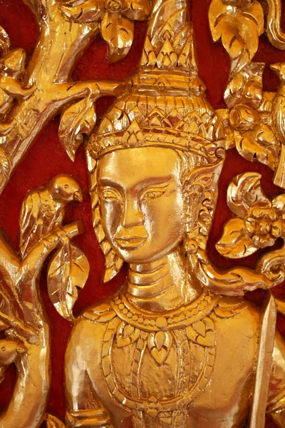 Närbild Manlig Thai Ängel Staty Fylld Med Bladguld Isolerade Med — Stockfoto