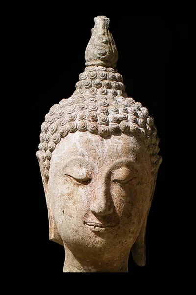 400 años de antigua estatua de piedra buda cabeza en el museo histórico de Tailandia, escultura de arte artesanal aislado en fondos negros —  Fotos de Stock