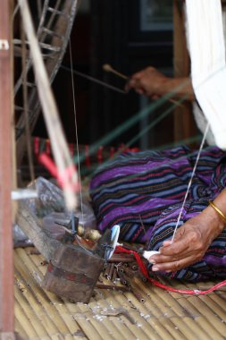 Tay geleneksel Bayan örgü iş, kadın aktivite resim, daha içerilere yaşam tarzı ev yapılan köy Tayland, doğusunda tekstil işinde dokuma