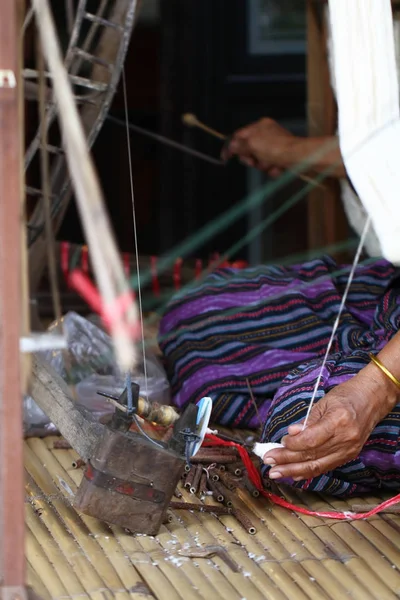 Tay geleneksel Bayan örgü iş, kadın aktivite resim, daha içerilere yaşam tarzı ev yapılan köy Tayland, doğusunda tekstil işinde dokuma
