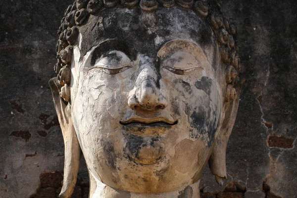 Primer plano 400 años de antigua estatua de piedra buddha en el bosque, arte escultura artesanal, cabeza, cara, lóbulo, oreja, pelo, nariz —  Fotos de Stock