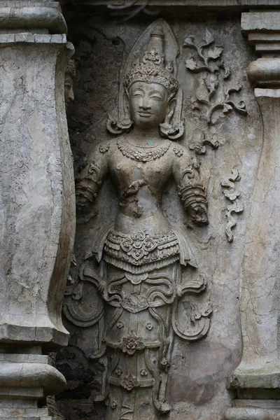 400 ετών ερειπωμένη αρχαία στέκεται και προσεύχεται ανδρικός άγγελος άγαλμα στο Chiangmai, Ταϊλάνδη, άγαλμα του Βούδα χωρίς κάποια από μέρος του σώματος, ιστορική διακόσμηση τοίχο του ναού — Φωτογραφία Αρχείου
