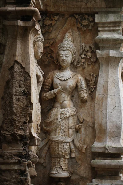 400 років зруйнований стародавніх стоячи же кадіння чоловіча ангел статуї в Чіанг травня, Таїланд, статуя Будди без деякі частини тіла, історичні оформлені стіни храму — стокове фото