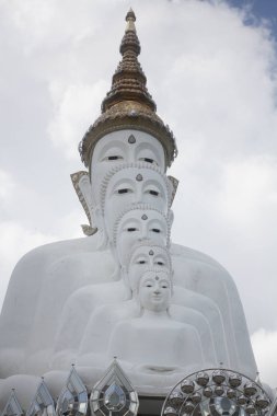 İyi hizalama mavi gökyüzü önünde oturan ve Kuzey Tayland'ın landmark en ilginç biri harika çekici ayna dekorasyon beş beyaz Buda heykelleri 