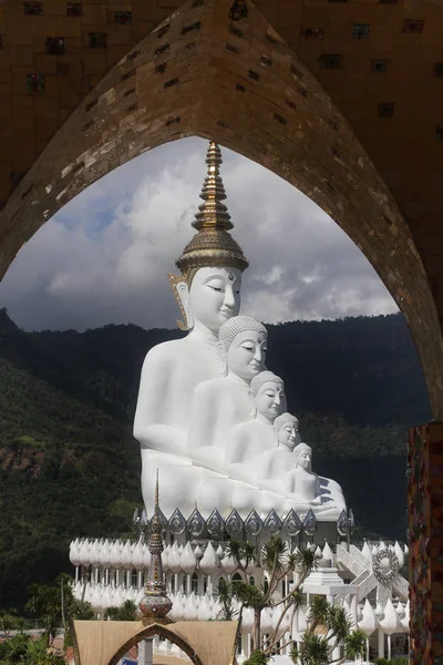 Cinq Statues Bouddha Blanc Assis Bien Alignement Devant Ciel Bleu — Photo