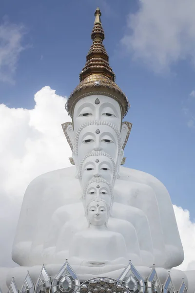 Fünf Weiße Buddha Statuen Sitzen Gut Ausgerichtet Vor Blauem Himmel — Stockfoto