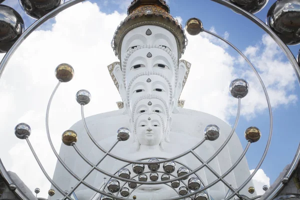 Fünf Weiße Buddha Statuen Sitzen Gut Ausgerichtet Vor Blauem Himmel — Stockfoto