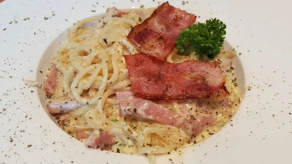 Casa Feita Spaghetti Carbonara Com Molho Placa Branca Bacon Frito — Fotografia de Stock