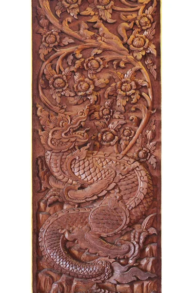 Trä Snidning Skulptur Mysterium Dragon Mitt Himlen Skogen Isolerad Vit — Stockfoto