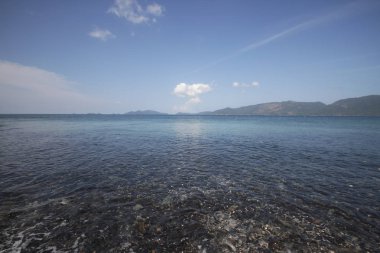 Nehir kayalar, lüks otel, çekici açık deniz, doğa kıyı şeridi arka tatilinde, önünde Idyllic kristal deniz suyu taşa renkleri açık mavi yeşil denizden dalga