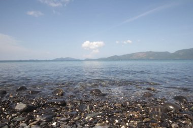 Nehir kayalar, lüks otel, çekici açık deniz, doğa kıyı şeridi arka tatilinde, önünde Idyllic kristal deniz suyu taşa renkleri açık mavi yeşil denizden dalga