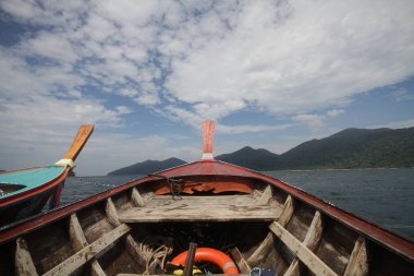 Ahşap tekne deniz manzarası ve Clear Sky, keşfetmek okyanus, geleneksel long tail tekne, ticari reklam bakış açısı ile hareket ilk kişi görünümü