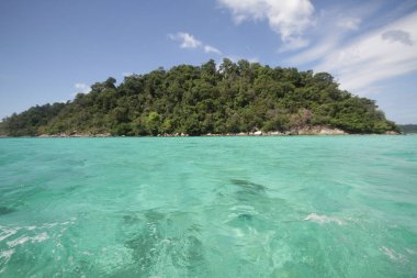 Lüks otel, çekici açık deniz, tatil, açık mavi yeşil deniz ve ince kum'den sırasında doğa kıyı şeridi arka planlar önünde idyllic kristal deniz suyu