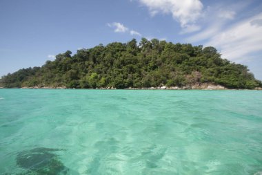 Lüks otel, çekici açık deniz, tatil, açık mavi yeşil deniz ve ince kum'den sırasında doğa kıyı şeridi arka planlar önünde idyllic kristal deniz suyu