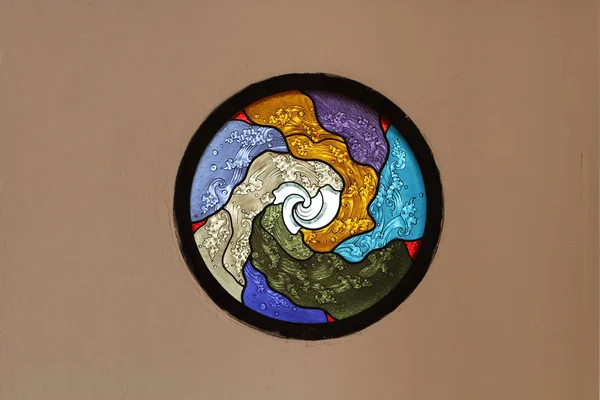 Kirche Buntglasfenster Braun Betonwand Attraktive Wohndekoration Bunte Hintergründe — Stockfoto