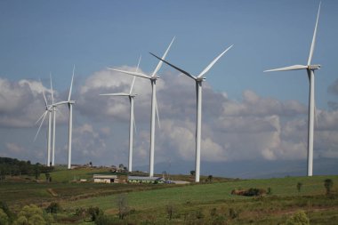 Rüzgar Türbini açık mavi gökyüzü, yenilenebilir elektrik enerji, sürdürülebilir koruma güç geliştirme kavramı yeşil alan, çevre dostu arka plan, duvar kağıdı