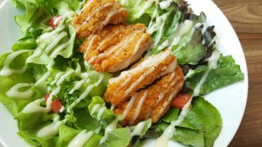 Organik yeşil Sezar salata domates Batı Restaurant, yemek tarifi menü reklam ahşap masa üzerinde kızarmış tavuk tava