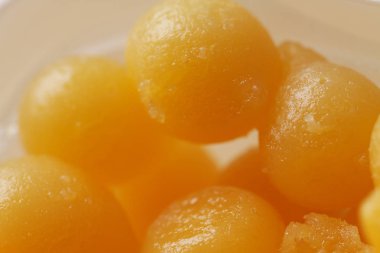 şurubu, Tay tatlı stilist arka planlar ile pişmiş tatlı yumurta sarısı topları geçiştirmek