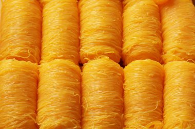 Altın konu, tatlı yumurta sarısı fudge şurubu, Tay tatlı stilist arka planlar ile pişmiş makarna