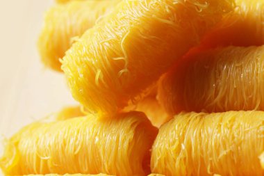 Altın konu, tatlı yumurta sarısı fudge şurubu, Tay tatlı stilist arka planlar ile pişmiş makarna