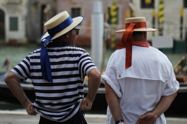Gondolcuların arkasında, Venedik Büyük Kanal Venedik 'teki Gondol yelkenlisi Venedik, İtalya' daki tarihi çekici binayla çevrili.