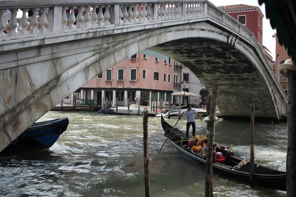 Гондолас Подорожує Венеції Гранд Каналі Навколо Історично Привабливого Будинку Венеції — стокове фото